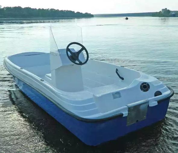 Стеклопластиковая лодка Пингвин с консолью (тримаран) в Ростове-на-Дону