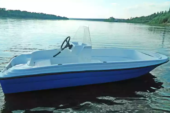 Стеклопластиковая лодка Пингвин с консолью (тримаран) в Ростове-на-Дону