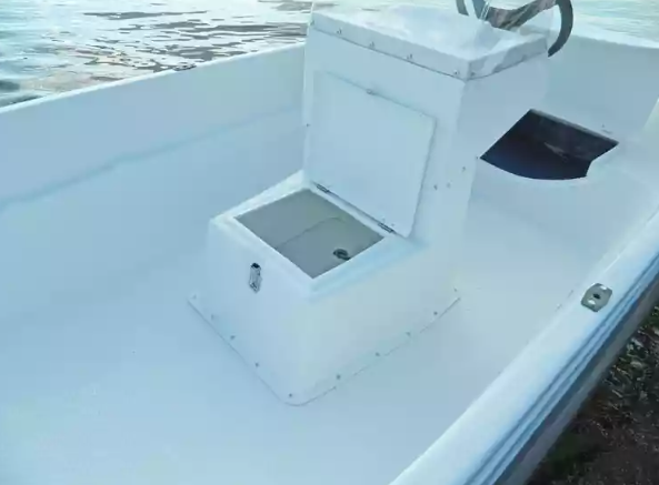 Стеклопластиковая лодка Пингвин с консолью (тримаран) в Ростове-на-Дону