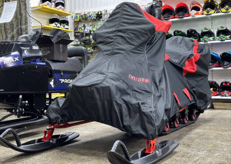 Чехол транспорт. снегохода IKUDZO HUNTER черно-красный Оксфорд ПРЕМИУМ качества с лого IKUDZO в Ростове-на-Дону