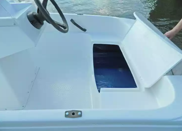 Стеклопластиковая лодка Пингвин с консолью (тримаран) в Ростове-на-Дону