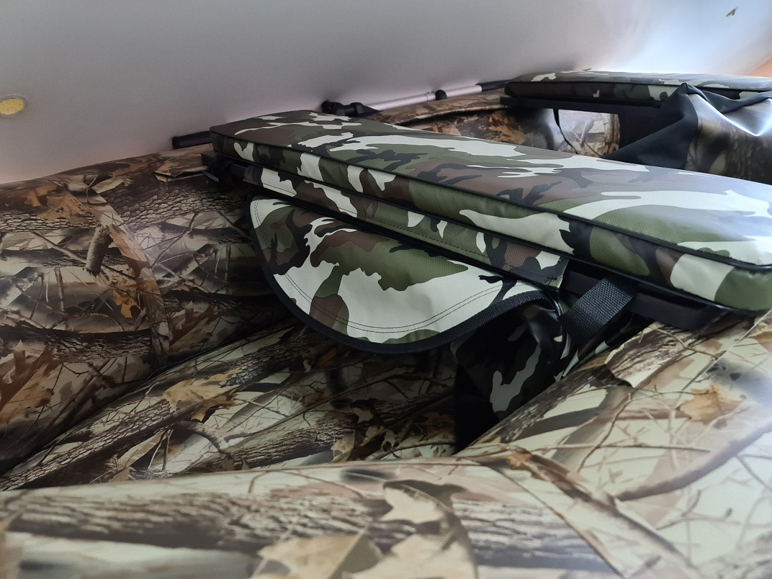 КОМПЛЕКТ МЯГКИХ НАКЛАДОК С СУМКОЙ ДЛЯ ЛОДОК 105Х20 КАМУФЛЯЖ в Ростове-на-Дону